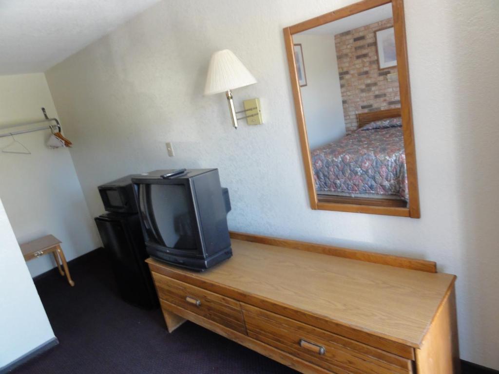 Budget Inn Selma Room photo